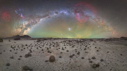 Todo el arco de la Vía Láctea en la foto de Gonzalo Santile, "Universo Triásico Ischigualasto", de Gonzalo Santile