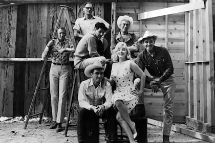 Todo el equipo de Los inadaptados: Arthur Miller, Eli Wallach, John Huston, Clark Gable, Marilyn Monroe y Montgomery Clift