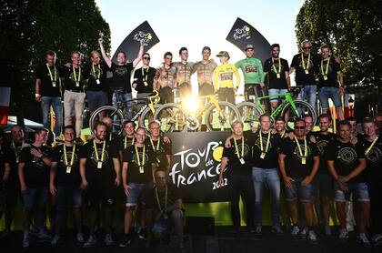 Todo el equipo Jumbo-Visma festeja el triunfo alcanzado por Jonas Vingegaard en el Tour de France 2022.