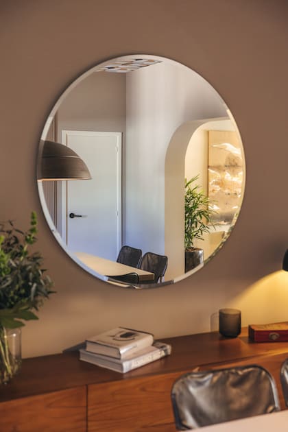 Todo el espacio está unificado por la pintura Gris Fósil de Inca (equivalente a Alba en Argentina), que sirve como fondo neutro para resaltar el parquet de lapacho original, debidamente restaurado. Consola (Divino).