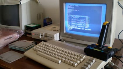 Todo el hardware de la computadora queda debajo del teclado, que tiene los puertos en la parte trasera