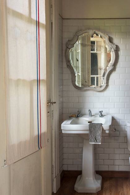 Todo el interior tiene pisos de pino tea de demolición reciclada, incluso los baños,
que se completan con revestimiento de azulejos tipo ‘Subway.