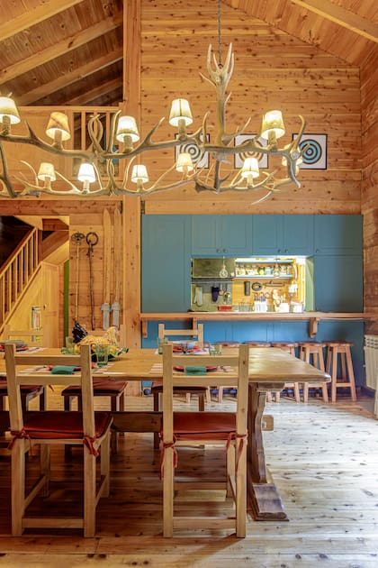 Todo el mobiliario celeste fue hecho a medida por el carpintero barilochense Carlos Nordenström y luego laqueado con pintura para auto.