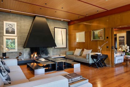 "Todo el mobiliario, los cuadros y las maquetas se los llevó el museo Reina de Sofía. Yo tuve que empujar para que no se llevaran la mesa del comedor. 'Fue diseñada para este espacio', les dije. "No me la pueden quitar.