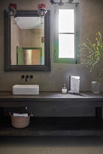 Todo el mobiliario se hizo a medida en maderas macizas (Pedro Solfanelli) buscando que tuvieran la apariencia de haber estado siempre ahí.