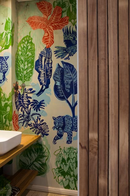 Todo el toilette se empapeló con xilografías de Luisa Freixas.