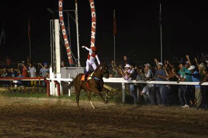 Todo es festejo alrededor de Teenek y Osvaldo Alderete; la gran fiesta tucumana tuvo un final de película