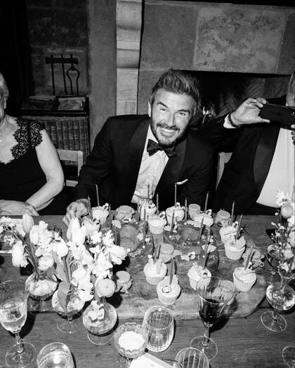 Todo felicidad para David después de soplar las velitas.