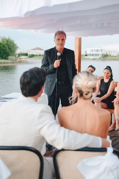 Todo fue emoción cuando le tocó hablar al padre de la novia: “Quiero que sean felices”, les dijo el ex futbolista Oscar Ruggeri a su hija y a su yerno. Y les deseó que “disfruten como disfrutamos nosotros después de tantos años”, en referencia a su matrimonio con Nancy Otero, con quien suma más de 40 años