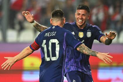 Todo funciona en este momento del campeón mundial y Messi se sonríe con Enzo Fernández después de uno de los dos goles del rosarino en Lima.