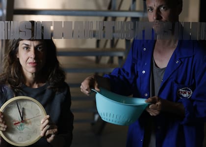 Todo hace pensar que para la primera función de esta especie de kermés perfomática el público podrá quedarse con un reloj o con un colador de cocina entre la variedad de objetos disponibles