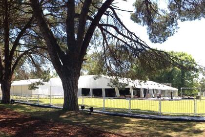 ¡Todo listo! La carpa para los invitados, en La Manea Polo Club de Tristán Suárez