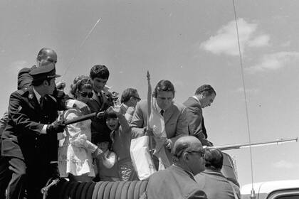 Todo listo para el recorrido en autobomba para celebrar el titulo mundial en la Argentina, el 14 de noviembre de 1970; delante de Carlos Monzón, José Menno recibe la bandera argentina