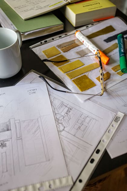 “Todo lo que está dando vueltas por la casa va a parar a mi escritorio”, reconoce esta Directora de arte amante de los lápices y los cuadernos, que se trae de cada viaje.