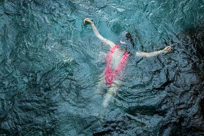 "Todo lo que hoy nos escandaliza, en esas épocas estaba permitido era brutalmente así: la cosificación del cuerpo de la mujer, el atropello absoluto y la idea de fábrica de reinas", asume Puenzo