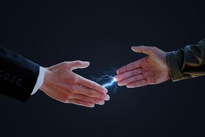 Todo lo que nos rodea está compuesto por átomos que contienen cargas positivas y negativas.