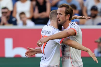 Todo los abrazos son para Harry Kane, el goleador de Bayern Munich, que recibe las felicitaciones de Konrad Laimer (27), en la goleada sobre Hoffenheim