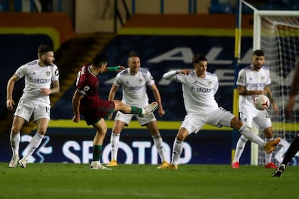 El gol de los Wolves: Jiménez ya remató, la pelota se desviará en la cabeza de Philips y descolocará al arquero