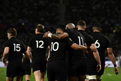 Todo negro... para Italia; Nueva Zelanda logró su segunda victoria en Francia 2023 y está a un paso de los cuartos de final. 