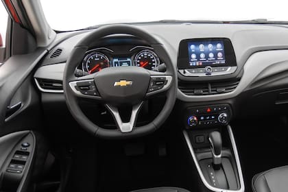 El interior del Chevrolet Onix en su versión automática, uno de los más baratos del mercado