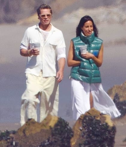 Todo parece ir a la perfección para Brad Pitt e Inés de Ramón. La pareja, más enamorada que nunca, fue fotografiada unos días atrás durante un romántico paseo por las playas de Santa Bárbara, California. Se trata de las primeras imágenes en conjunto desde que ella se mudó a la casa de él en febrero para apostar por la convivencia. En medio de la batalla legal que mantiene con su exmujer, Angelina Jolie, y sus intentos por volver a vincularse con sus hijos, la estrella de Hollywood parece haber encontrado el apoyo que necesitaba en la diseñadora de joyas