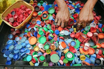 Todo podríamos ser parte de la solución; de buscar una forma para bajar el consumo de los plásticos de un solo uso.