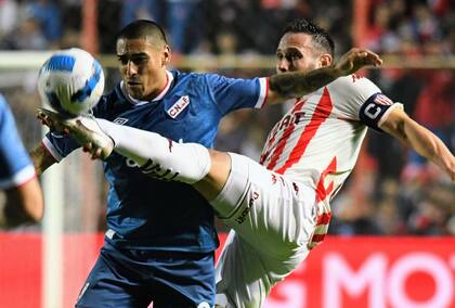 Todo por la pelota: luchan Zabala y Corvalán