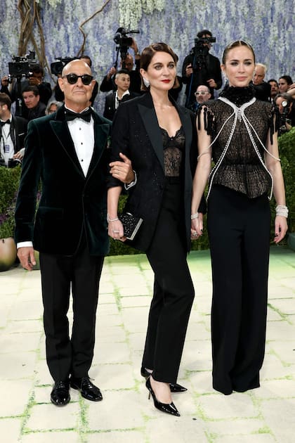 Todo queda en familia. Stanley Tucci junto a su esposa, Felicity Blunt y su cuñada Emily. Los tres eligieron looks monocromáticos en negro