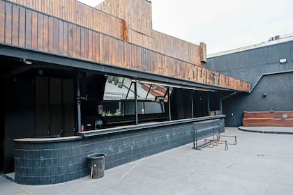 Todo quedó en pausa tras la clausura: la barra intacta, la pista cubierta de polvo, la terraza vacía, los conos naranjas quietos en la entrada