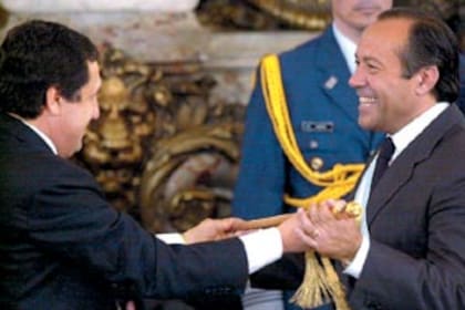 Todo quedó entre peronistas: el misionero Ramón Puerta le entrega el bastón de mando al puntano Rodríguez Saá