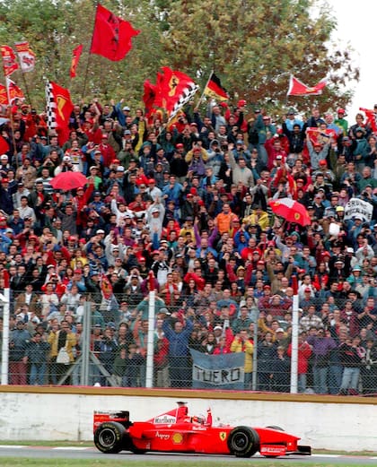 Todo rojo: Schumacher y Ferrari se quedaron con todo en 1998, el último GP corrido en la Argentina