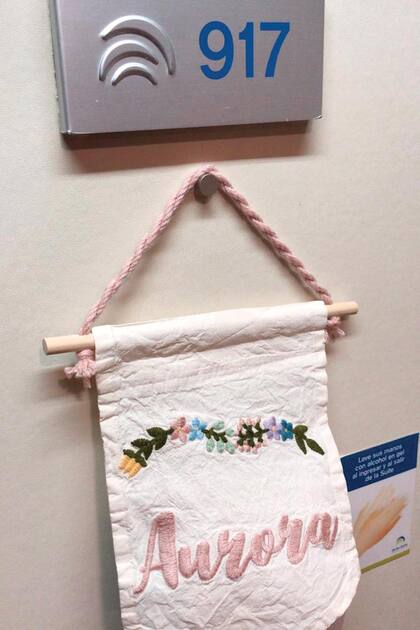 Todo salió según los planes. La pareja tuvo tiempo para elegir el ajuar de la beba, incluido el clásico cartelito para identificar la puerta de la habitación en el sanatorio De Los Arcos.