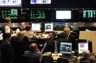 Viento de frente: vuelven a hundirse las acciones y a escalar el riesgo país