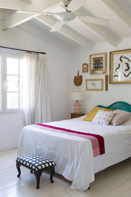 Todo se destaca con fuerza contra este ambiente totalmente blanco, piso incluido. La mayoría de las obras las pintó Maite, que es socióloga y crítica de arte.