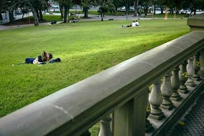 "(...) Todo sentir se aquieta/
bajo la absolución de los árboles/
–jacarandás, acacias–/
cuyas piadosas curvas/
atenúan la rigidez de la imposible estatua/
y en cuya red se exalta/
la gloria de las luces equidistantes/
del leve azul y de la tierra rojiza./
¡Qué bien se ve la tarde/
desde el fácil sosiego de los bancos!/
(Fragmento de "Plaza San Martín", poema de Jorge Luis Borges incluido en "Fervor de Buenos Aires)