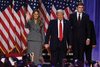 Todo sobre el outfit de Melania Trump en la investidura