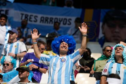 Todo tipo de pelucas de Argentina en la tribuna del estadio Lusail