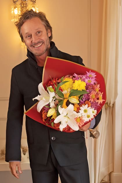 Todo un caballero, en medio de la producción
Benjamín apareció de sorpresa para desearle suerte y regalarle unas flores