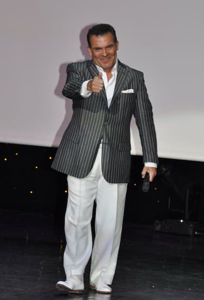 Todo un seductor, a sus 55 años el melódico revoluciona a las mujeres a bordo -así conquistó a su esposa-