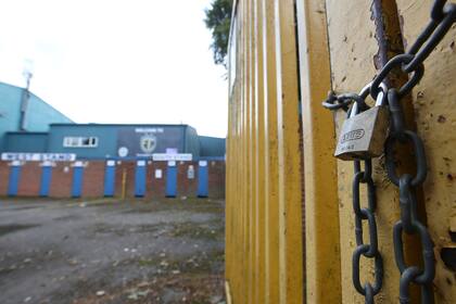Todo un símbolo del presente del Bury: portones con cadenas