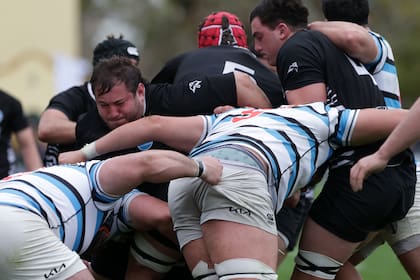 Todo un símbolo: históricamente, ambos equipos de San Isidro se han caracterizado por basar su juego en el poder físico de sus delanteros.