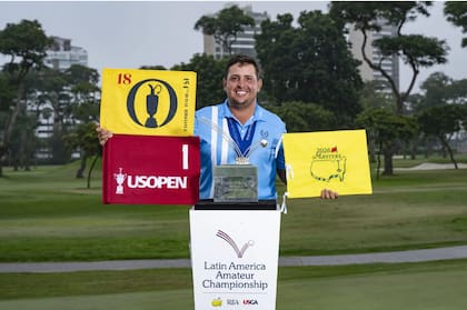 Todo un símbolo: Mateo Pulcini con las banderas de los tres majors que disputará