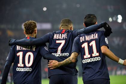 Todo un símbolo: Neymar, Mbappé y Di María, de espalda a la cámara... y de frente al fútbol.