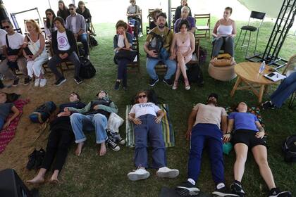 Todo valía, también acostarse en el cesped