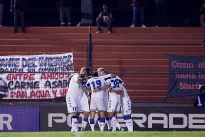 Todo Vélez festeja el gol de Lucas Janson, que significó el 1-0 de los de Liniers ante Patronato, en Paraná
