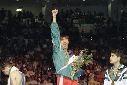 Todorov, en la entrega de medallas de Atlanta 1996, mira desde abajo a Somluck Kamsing, de Tailandia, que le ganó la final