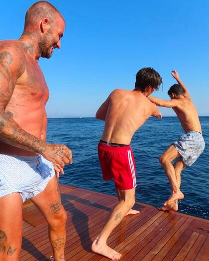 Todos a bordo. Tiempo de diversión entre los muchachos del team vacaciones: David, su hijo Cruz y un amigo de este.