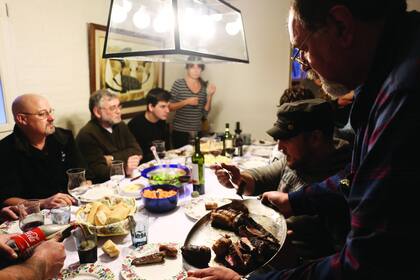 Todos a la mesa: momento del encuentro mensual para los cuchilleros, con asado, vino, ensalada y, 
por supuesto, secretos sobre su oficio