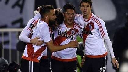 Todos abrazan a Alario, pese a que el gol fue de Pinola: Rojas, Enzo Pérez y Nacho Fernández con el delantero