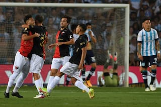 Racing perdió por un penal de Licha “a las manos” de Burián y un blooper defensivo